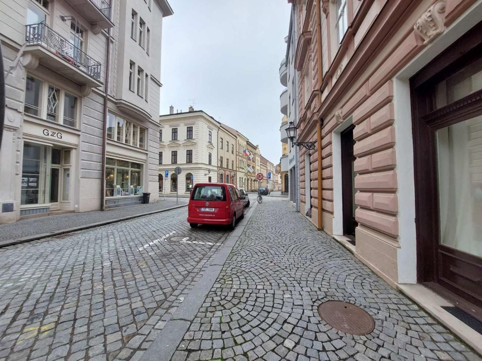 Prostorny Byt V Centru 3 Kk 80 M2 Hradec Kralove Exterior photo